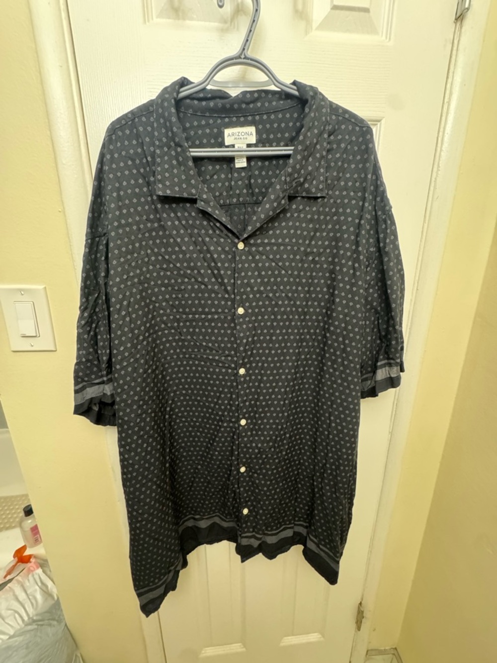 Arizona Jean Company Black Short-Sleeve Button-Up Shirt with Subtle Pattern